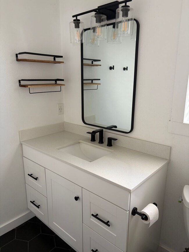 Building Photo - Cozy Two Bedroom Home Tucked Away in Newberg