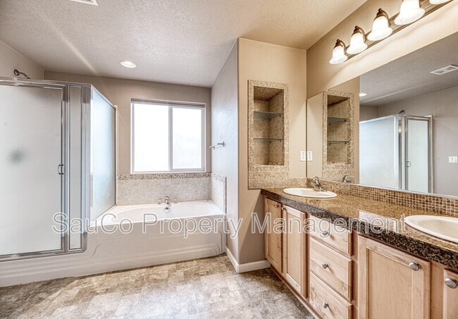 Building Photo - 3722 SE Oakleaf St