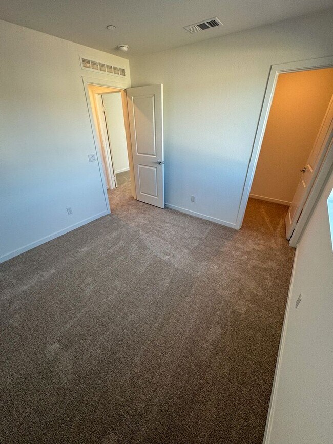 Building Photo - 5 bedroom Murrieta home for LEASE!