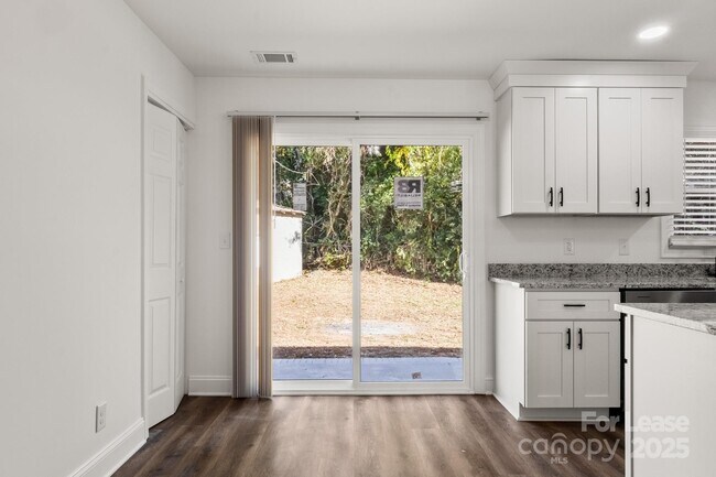 Building Photo - 815 Sharon Dr