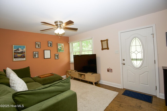 Building Photo - 215 S Pinehurst St