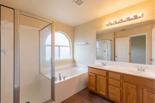 Building Photo - 2476 Medina Dr