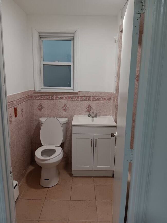 Building Photo - Beautiful two bedroom apartment in Newark