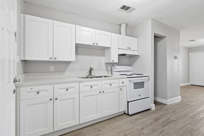 Building Photo - 7823 Glass St