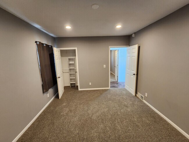 Building Photo - Remodeled 3-4 bedroom 2 bath house