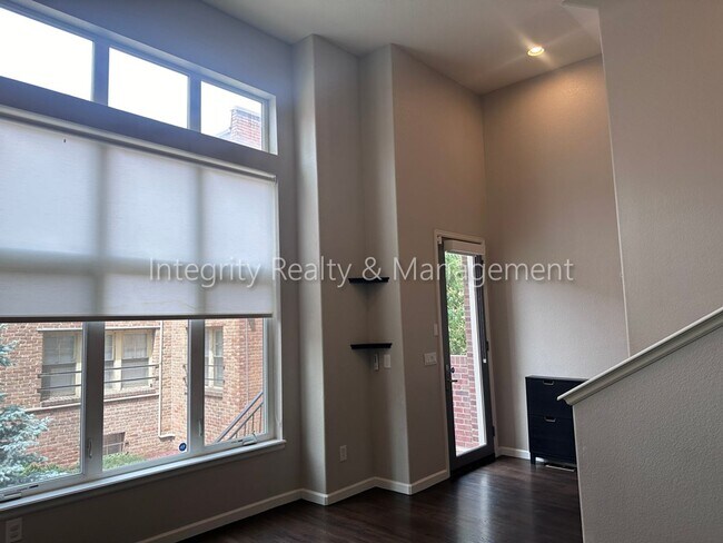 Building Photo - 4 Bed/4 Bath, 2,553 Sqft -1259 N Washingto...