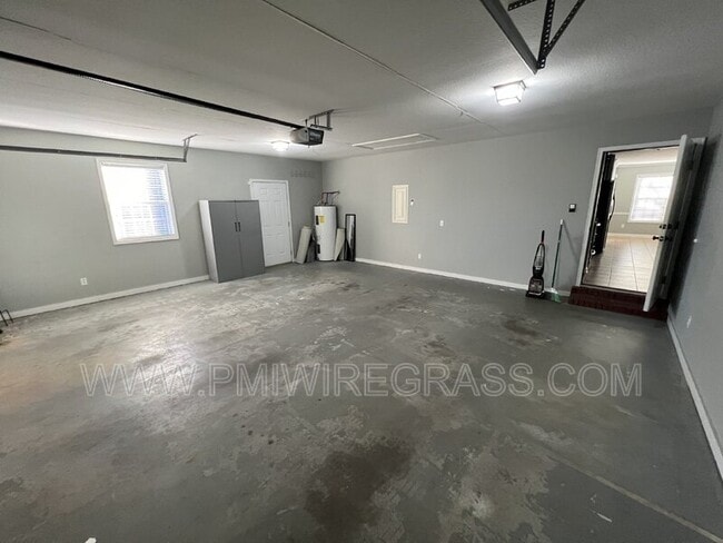 Building Photo - 267 Maree Dr