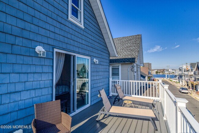 Building Photo - 10 Center St