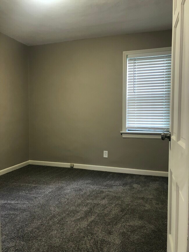 Building Photo - 11 St James Ct