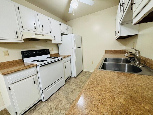 Building Photo - 1741 Donlee Dr