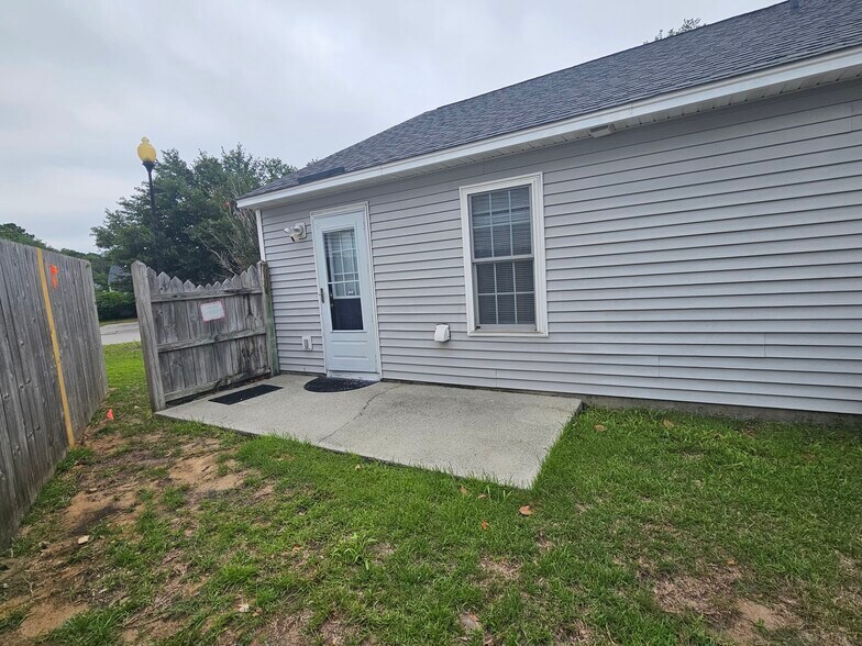 Building Photo - 834 Southern Charm Dr