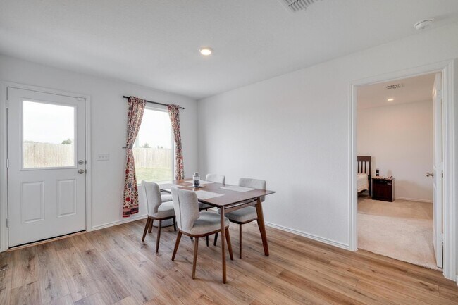 Building Photo - 2700 Schwartz Ln