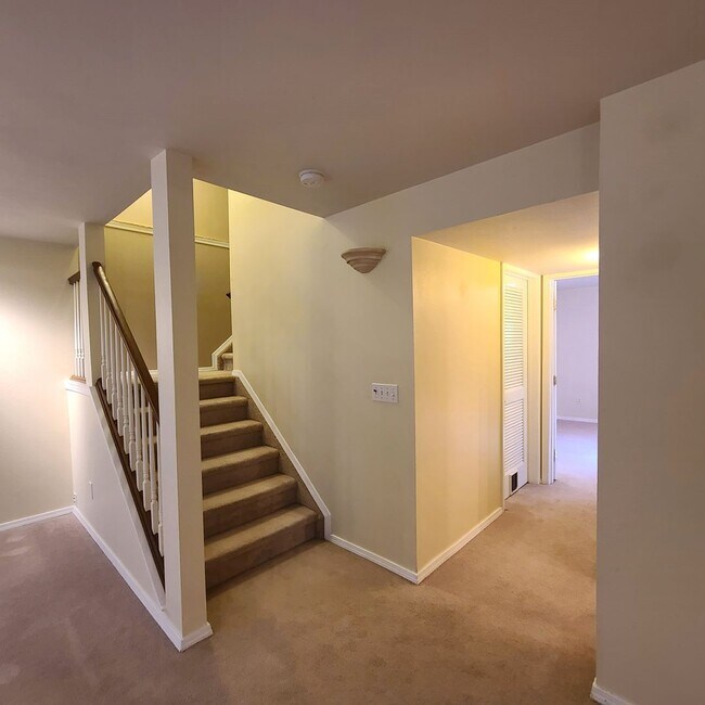 Building Photo - Beautiful home in Briargate Fairfax - D20 - ready to move in NOW!