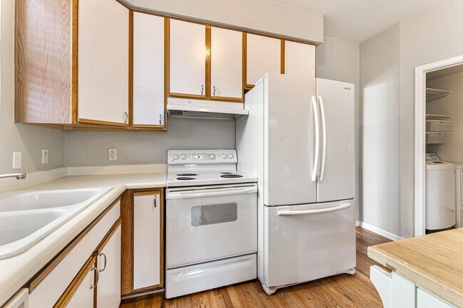 Building Photo - Lovely Townhome with A Garage and Central AC!