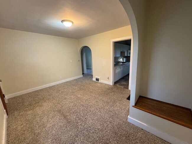 Building Photo - 2 bedroom Moline house with garage!