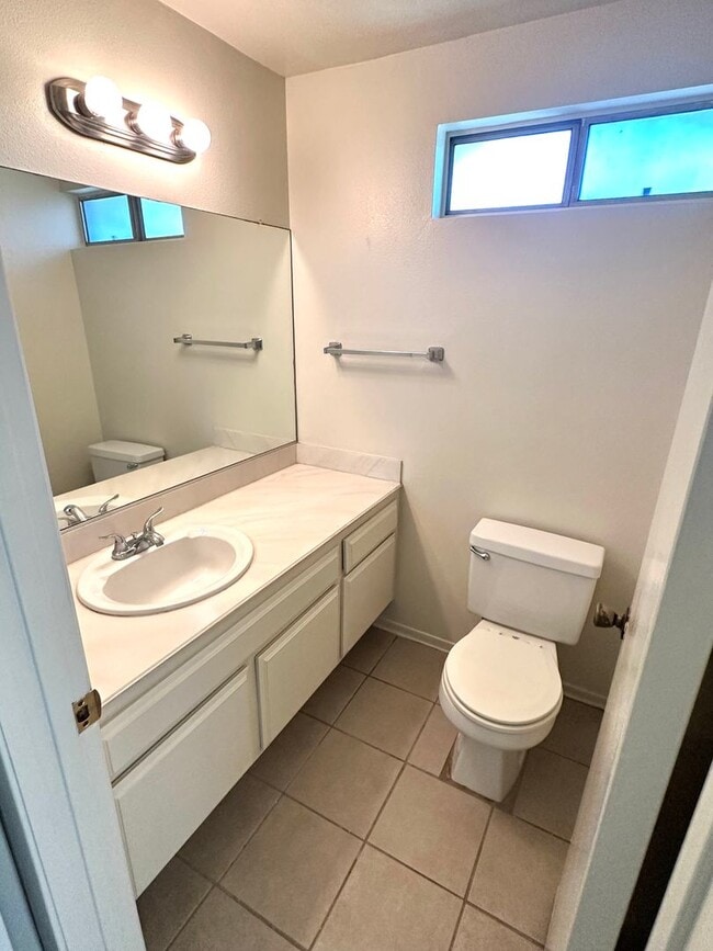 Building Photo - Spacious Woodbridge Condo -Townhouse model...