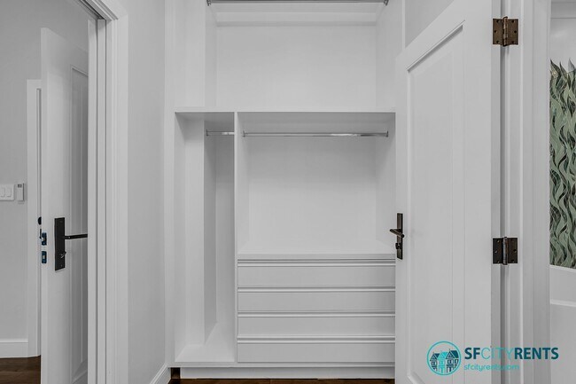 Building Photo - Russian Hill: Remodeled Top Floor Flat w/ In-Unit W/D, A/C, Private Roof Deck & Garage Parking w/...