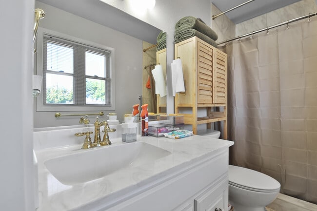 Building Photo - 5625 Amherst St