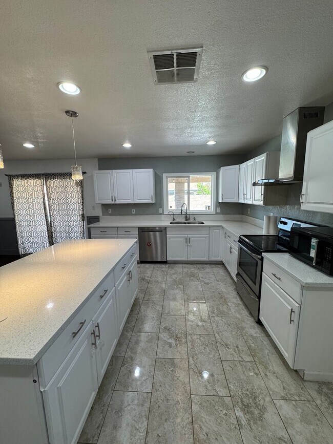 Building Photo - 3bed/2bath Chandler home for rent!