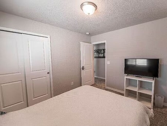 Building Photo - $2600 - 3BR/2.5BA Charming fully furnished...