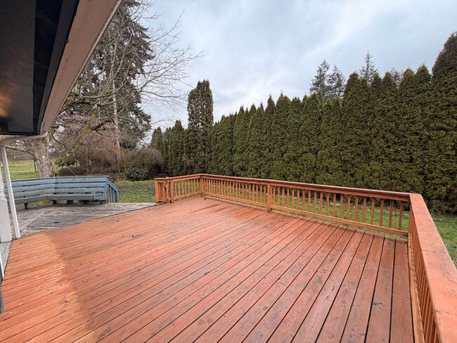 Building Photo - Private and quiet 3BD, 2 BA w/ 2 car garage near Fedrickson!