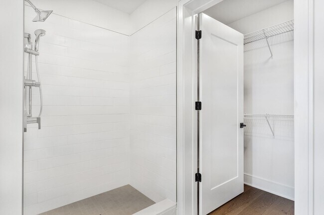 Building Photo - Studio Apartment in West Midtown!