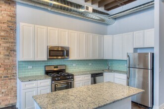Building Photo - Spacious 4 Bed 3 Bath located in the North Center area