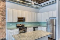 Building Photo - Spacious 4 Bed 3 Bath located in the North Center area
