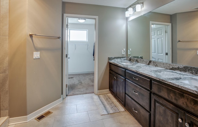 Building Photo - Stylish Living & Modern Comfort in Mission...