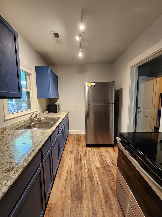 Building Photo - Fairview Bungalow