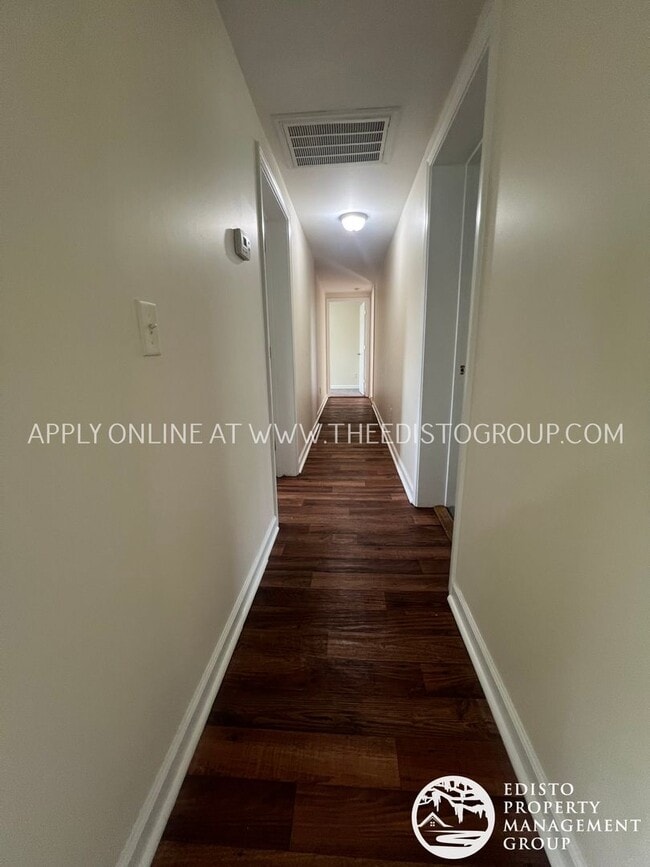 Building Photo - Charming 3BR Home with Screened Porch & Sp...