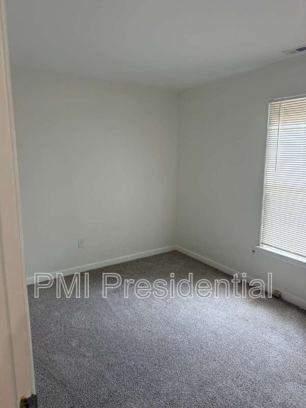 Building Photo - 3912 Sherwood Forest Terrace