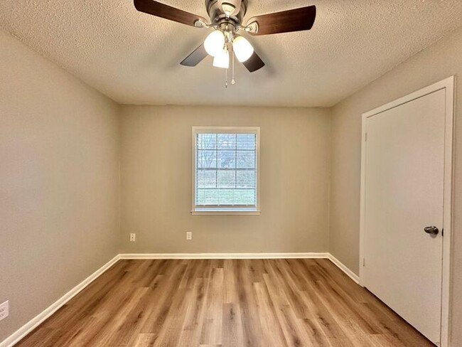 Building Photo - Tour Today! Newly Updated 2 Bedroom 1 Bath...