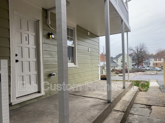 Building Photo - 741 Manor St