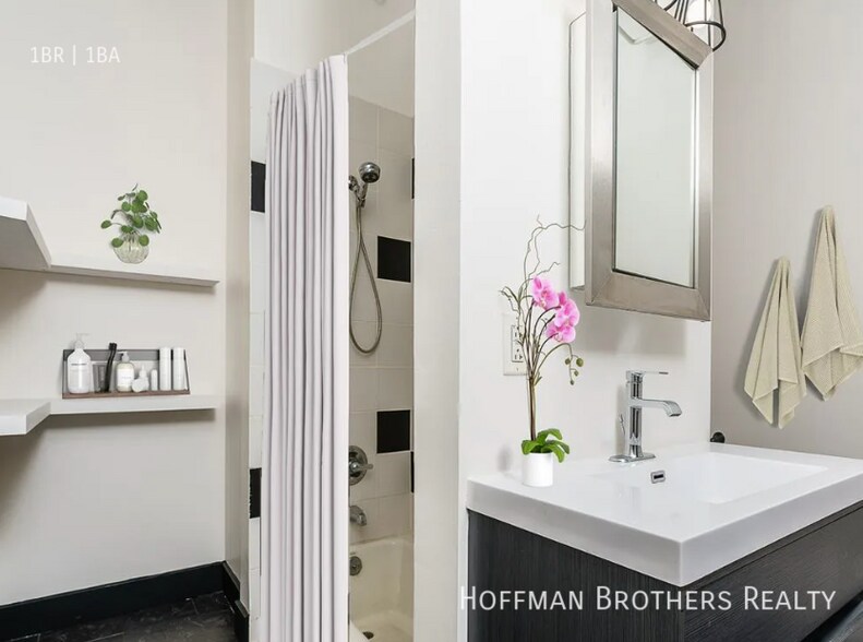 Building Photo - 622 Main St