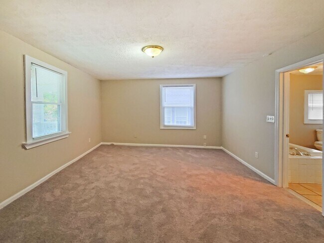 Building Photo - Beautifully Updated 4-Bedroom Home Near Mo...