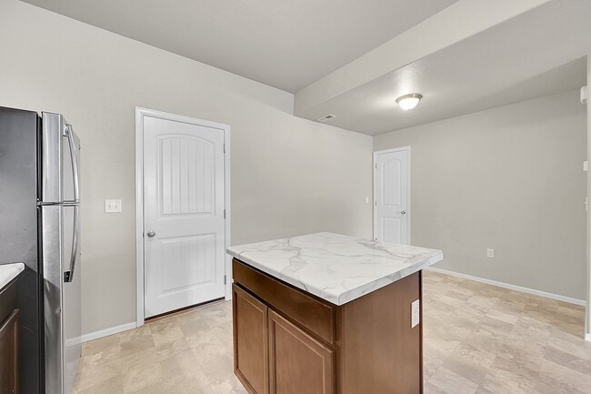 Building Photo - 3 bed 3 bath townhome in gated community w...