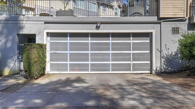 Building Photo - Updated Kirkland Townhome in Lochshire Condominiums with Premium Amenities- Available NOW