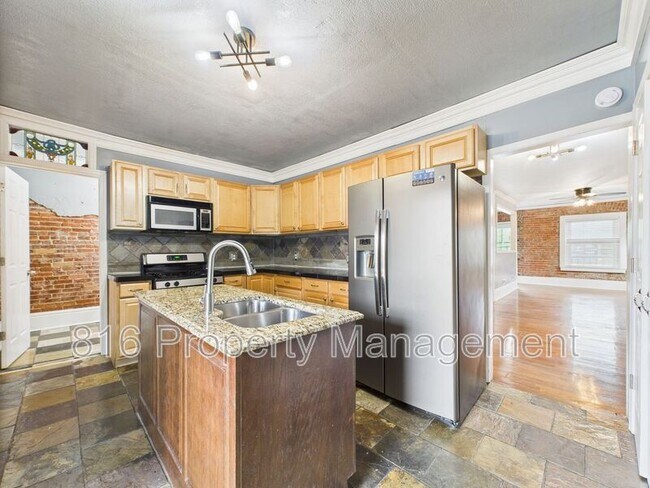 Primary Photo - 1033 E 5th St