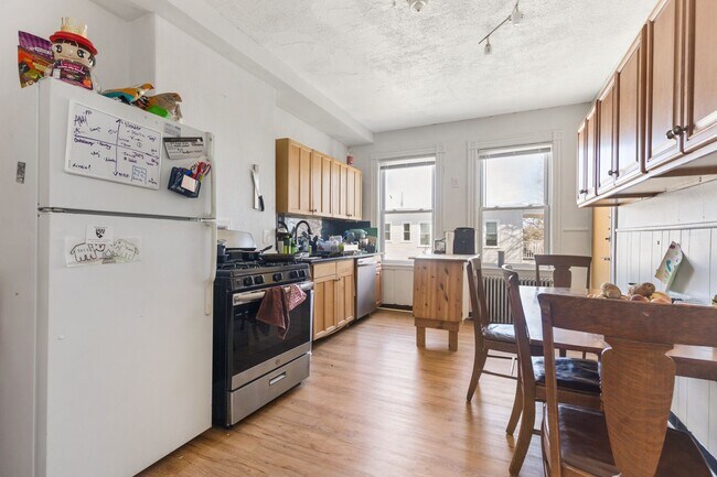 Building Photo - 9/1 Beautiful Inman Sq 3BR with laundry in...