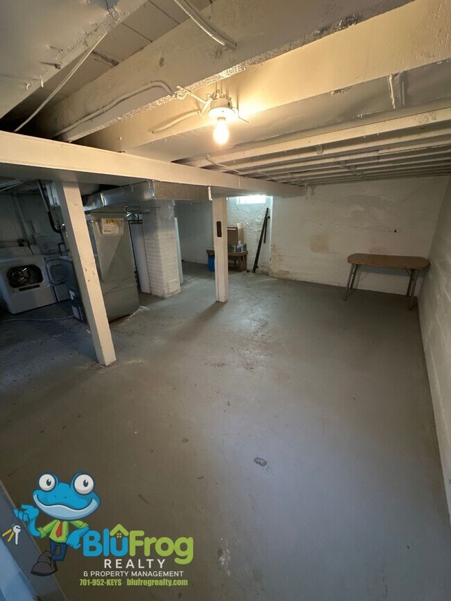 Building Photo - EZ - 402 Duplex