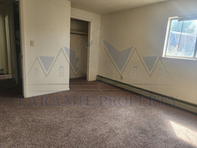 Building Photo - 2 Bed 1 1/2 Bath Townhouse Style Apartment