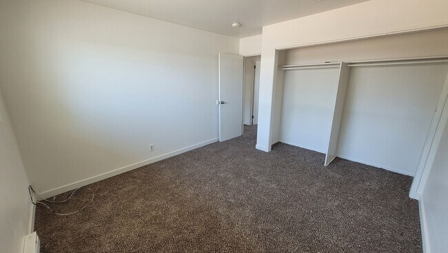 Building Photo - 3 bedroom 1 bath with den and garage