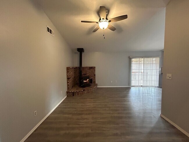 Building Photo - Horse Property in Golden Hills