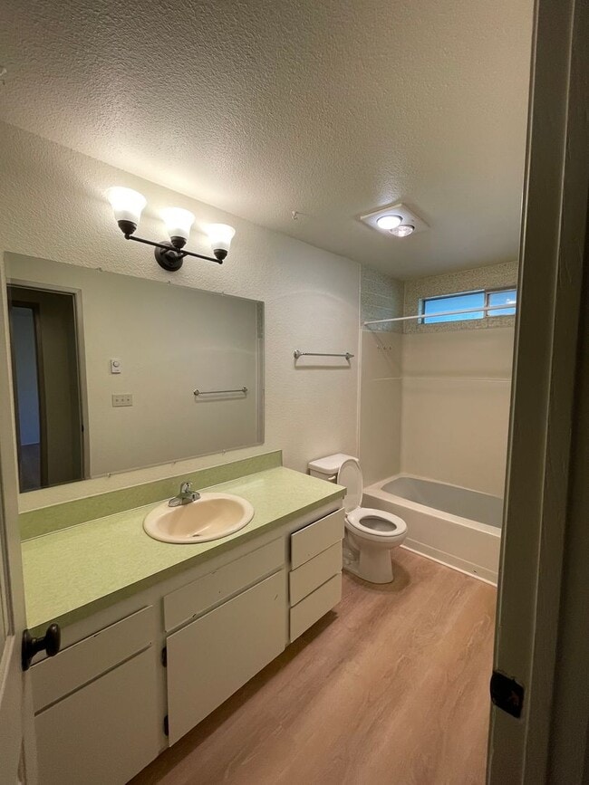 Building Photo - Renovated 3 bed 1.5 bath Duplex