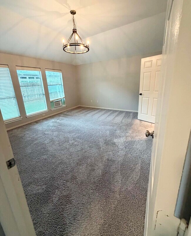 Building Photo - 5607 Wagon Wheel Ln