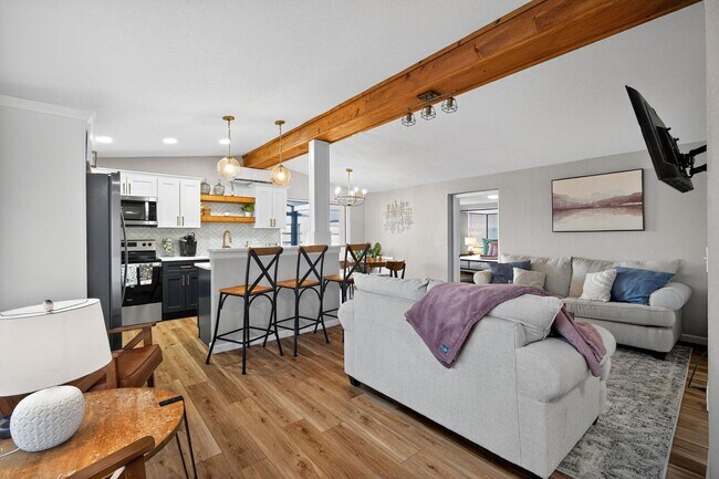 Building Photo - Discover lakeside living at its finest.