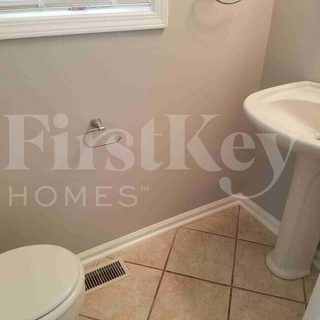 Building Photo - 1577 Silver Ridge Dr SW