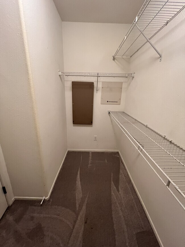 Building Photo - 8090 Cornwall Ct
