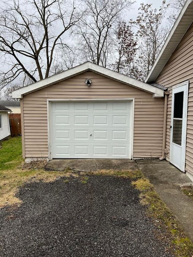 Building Photo - 112 Hazel St